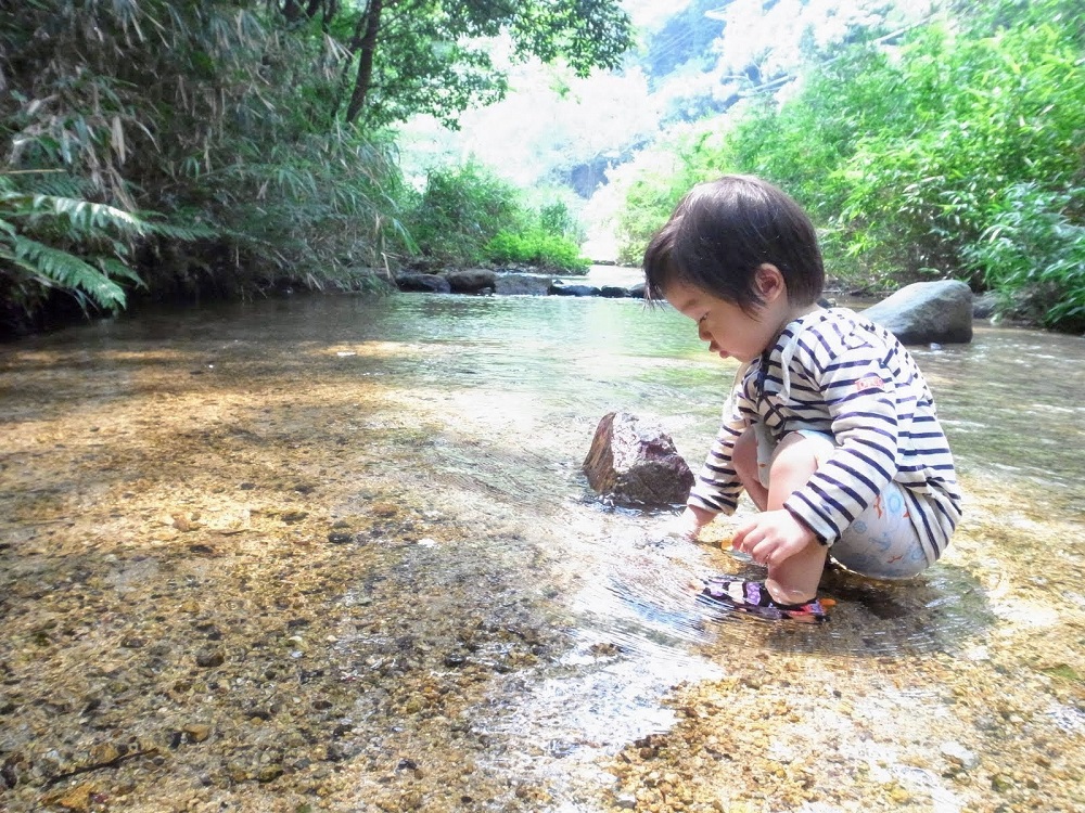 川遊び　子供