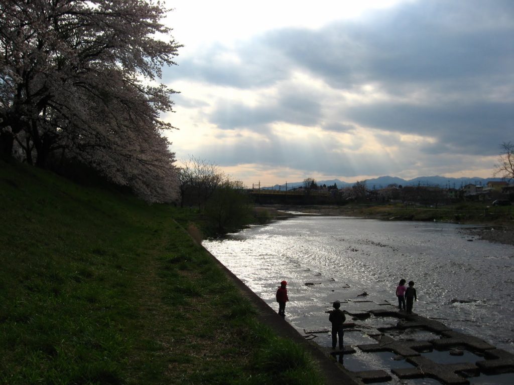 川遊び　子供